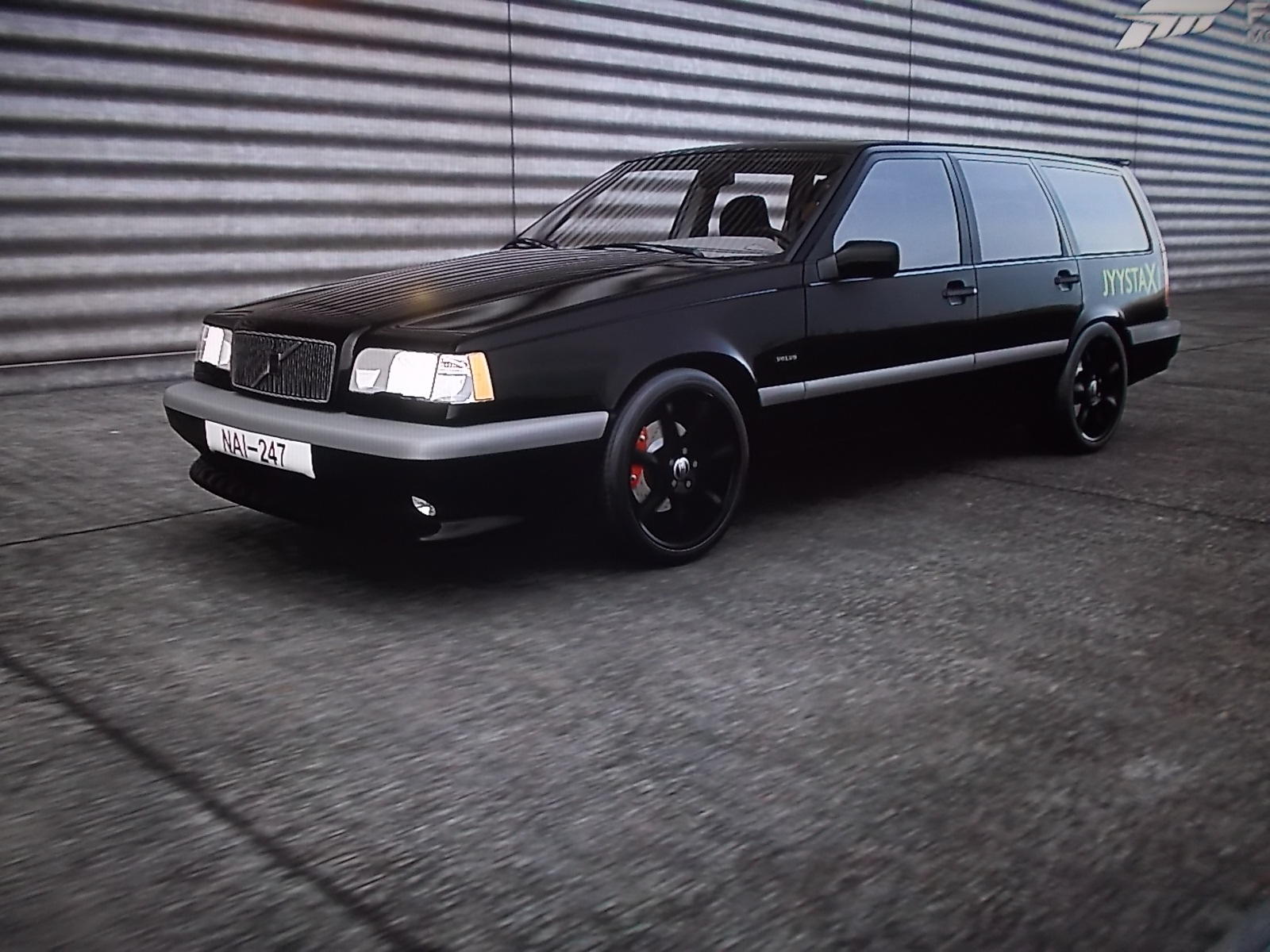 Musta Volvo kuvattuna viistosti edestäpäin.